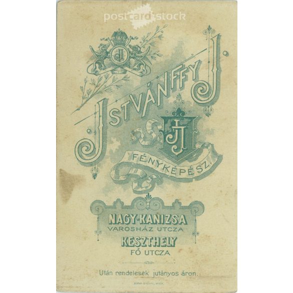 1890-es évek. Fiatal férfi műtermi fotója. A képen szereplő személye ismeretlen. Istvánffy J. fényképészeti műterem munkája. Keszthely. Régi fotó, vizitkártya, CDV fotó. (2792687)