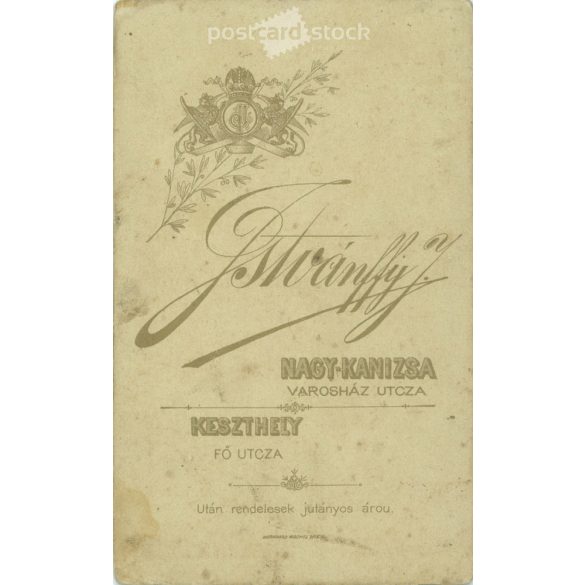 1890-es évek. Nővérek műtermi fotója. A képen szereplők személye ismeretlen. Istvánffy J. fényképészeti műterem munkája. Keszthely. Régi fotó, vizitkártya, CDV fotó. (2792688)