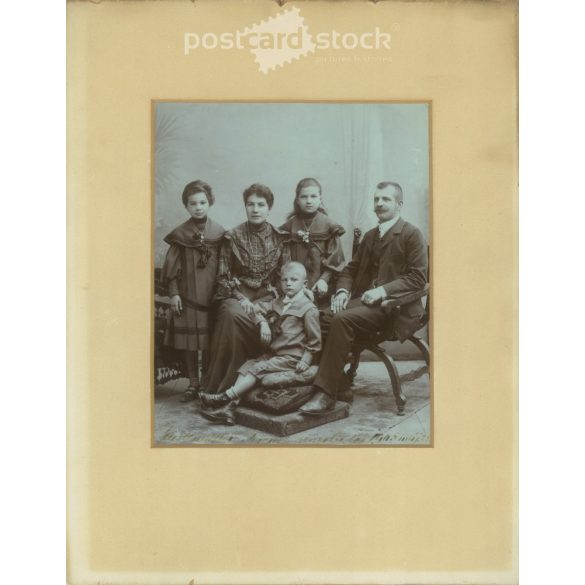 1905 - Hadtmüllet Ferencz és családja elegáns műtermi fotója. A kép készítője ismeretlen. Régi fotó, eredeti kabinetfotó / keményhátú fotó. (2792689)