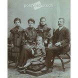 1905 - Hadtmüllet Ferencz és családja elegáns műtermi fotója. A kép készítője ismeretlen. Régi fotó, eredeti kabinetfotó / keményhátú fotó. (2792689)