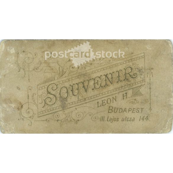 1910-es évek. Fiatal nő műtermi fotója. A képen szereplő személye ismeretlen. Leon H. fényképészeti műterem munkája. Budapest. Régi fotó, vizitkártya, CDV fotó. (2792702)