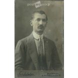 1900-as évek eleje. Fiatal férfi műtermi fotója. A képen szereplő személye ismeretlen. Szerdahelyi fényképészeti műterem munkája. Budapest. Régi fotó, vizitkártya, CDV fotó. (2792703)