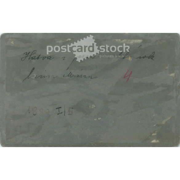 1900. Fiatal nő, elegáns öltözékben műtermi fotó. A képen szereplő személye ismeretlen. Divald Károly fia fényképészeti műterem munkája. Eperjes. Régi fotó, vizitkártya, CDV fotó. (2792705)