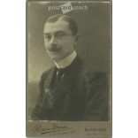 1912. Fiatal férfi műtermi fotója. A képen szereplő személye ismeretlen. Rónai Dénes fényképészeti műterem munkája. Budapest. Régi fotó, vizitkártya, CDV fotó. (2792706)