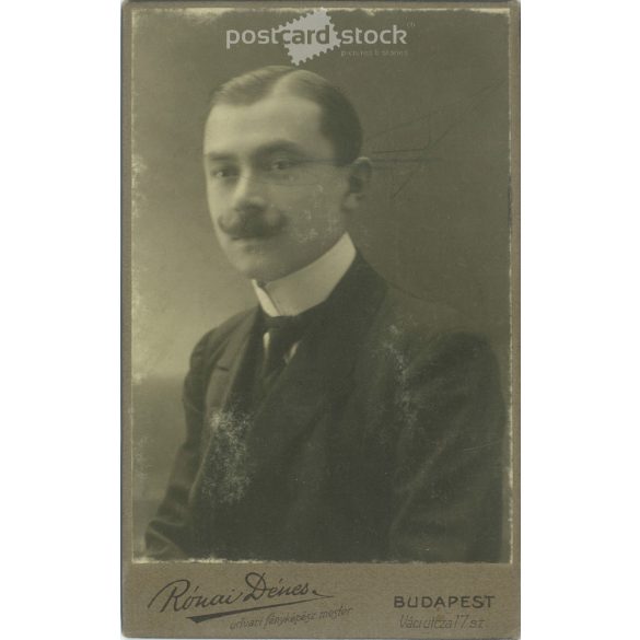 1912. Fiatal férfi műtermi fotója. A képen szereplő személye ismeretlen. Rónai Dénes fényképészeti műterem munkája. Budapest. Régi fotó, vizitkártya, CDV fotó. (2792706)
