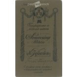 1900-as évek eleje. Fiatal férfi műtermi fotója. A képen szereplő személye ismeretlen. Szmrecsányi Miklós fényképészeti műterem munkája. Nagykőrös. Régi fotó, vizitkártya, CDV fotó. (2792708)