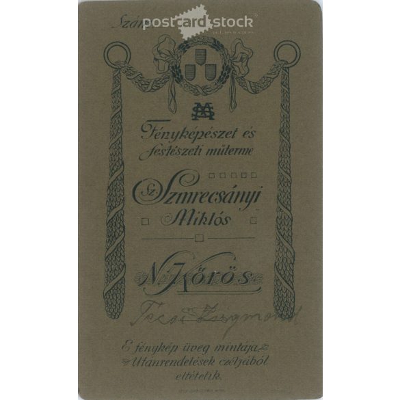1900-as évek eleje. Fiatal férfi műtermi fotója. A képen szereplő személye ismeretlen. Szmrecsányi Miklós fényképészeti műterem munkája. Nagykőrös. Régi fotó, vizitkártya, CDV fotó. (2792708)