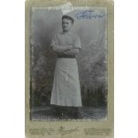 1915. Fiatal inas műtermi fotója. A képen szereplő személye ismeretlen. Strempel fényképészeti műterem munkája. Bécs. Régi fotó, vizitkártya, CDV fotó. (2792709)