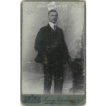 1900 körül. Fiatal férfi műtermi fotója. A képen szereplő személye ismeretlen. Somogyi testvérek fényképészeti műterem munkája. Veszprém. Régi fotó, vizitkártya, CDV fotó. (2792711)