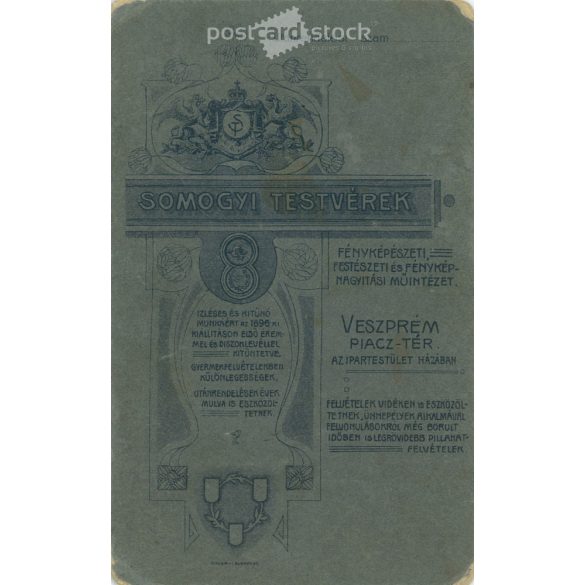 1900 körül. Fiatal férfi műtermi fotója. A képen szereplő személye ismeretlen. Somogyi testvérek fényképészeti műterem munkája. Veszprém. Régi fotó, vizitkártya, CDV fotó. (2792711)
