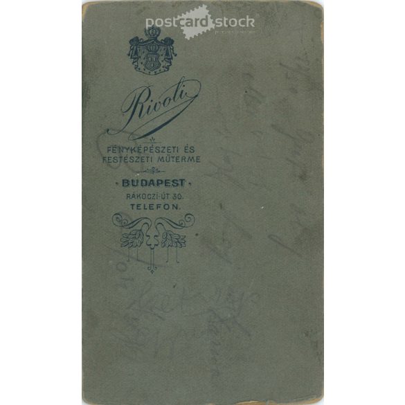 1910 körül. Fiatal férfi műtermi fotója. A képen szereplő személye ismeretlen. Rivoli fényképészeti műterem munkája. Budapest. Régi fotó, vizitkártya, CDV fotó. (2792712)