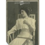1910 körül. Elegáns, fiatal nő műtermi fotója. Szignált. A képen szereplő személye ismeretlen. A kép készítője ismeretlen. Régi fotó, eredeti kabinetfotó / keményhátú fotó. (2792722)