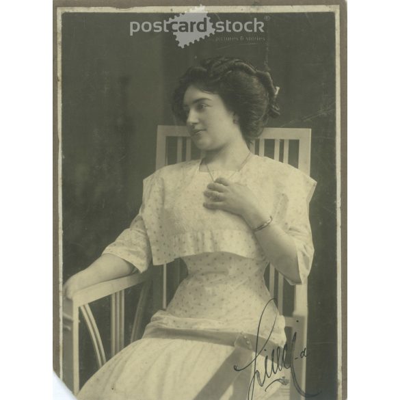 1910 körül. Elegáns, fiatal nő műtermi fotója. Szignált. A képen szereplő személye ismeretlen. A kép készítője ismeretlen. Régi fotó, eredeti kabinetfotó / keményhátú fotó. (2792722)