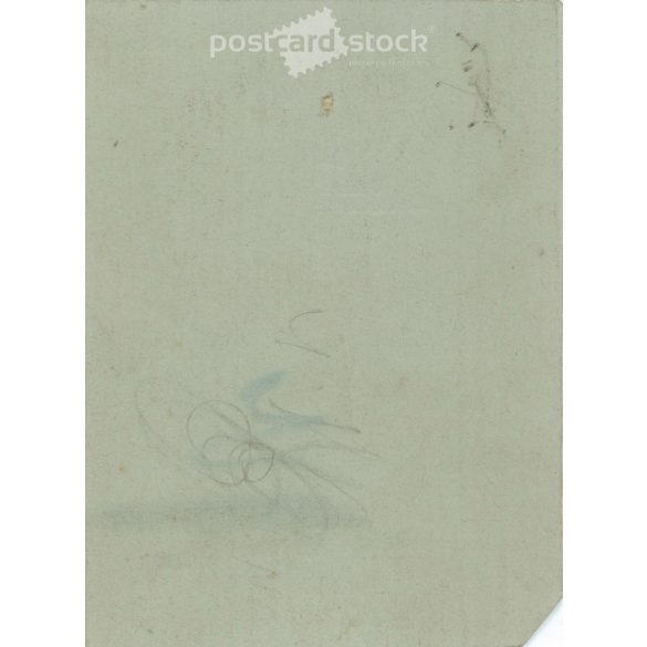 1910 körül. Elegáns, fiatal nő műtermi fotója. Szignált. A képen szereplő személye ismeretlen. A kép készítője ismeretlen. Régi fotó, eredeti kabinetfotó / keményhátú fotó. (2792722)