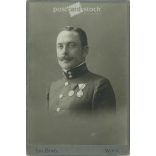 1900-as évek eleje. Katona műtermi fotója kitüntetésekkel. A képen szereplő személye ismeretlen. Sig Bing fényképészeti műterem munkája. Bécs. Régi fotó, eredeti kabinetfotó / keményhátú fotó. (2792723)