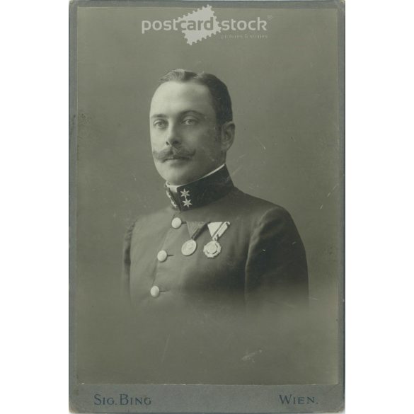 1900-as évek eleje. Katona műtermi fotója kitüntetésekkel. A képen szereplő személye ismeretlen. Sig Bing fényképészeti műterem munkája. Bécs. Régi fotó, eredeti kabinetfotó / keményhátú fotó. (2792723)