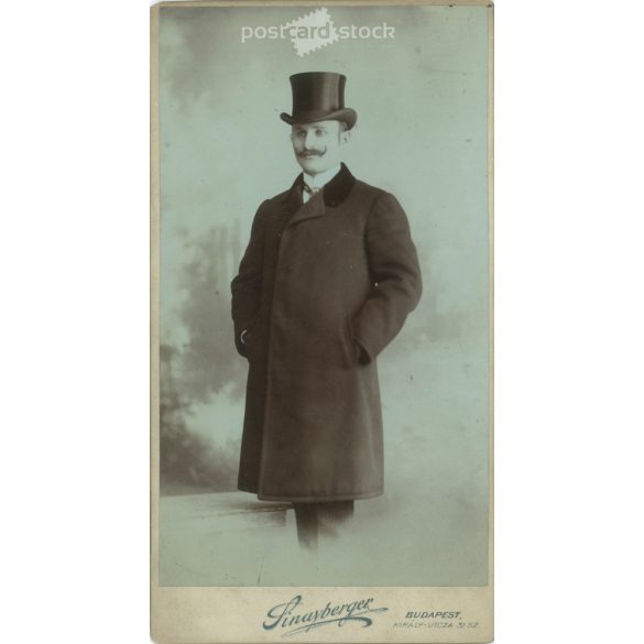 1900-as évek eleje. Elegáns férfi, egészalakos, műtermi fotója. Sinayberger Béla fényképészeti műterem munkája. Budapest. Régi fotó, eredeti kabinetfotó / keményhátú fotó. (2792725)
