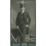 1900-as évek eleje. Elegáns férfi, cilinderben, sétabottal, egészalakos, műtermi fotója. Schmidt Ede fényképészeti műterem munkája. Budapest. Régi fotó, eredeti kabinetfotó / keményhátú fotó. (2792726)