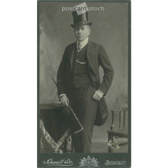 1900-as évek eleje. Elegáns férfi, cilinderben, sétabottal, egészalakos, műtermi fotója. Schmidt Ede fényképészeti műterem munkája. Budapest. Régi fotó, eredeti kabinetfotó / keményhátú fotó. (2792726)