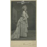 1900-as évek eleje. Elegáns nő, egészalakos, műtermi fotója. A képen szereplő személye ismeretlen. Pechán József fényképészeti műterem munkája. Budapest. Régi fotó, eredeti kabinetfotó / keményhátú fotó. (2792727)