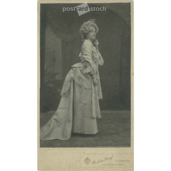 1900-as évek eleje. Elegáns nő, egészalakos, műtermi fotója. A képen szereplő személye ismeretlen. Pechán József fényképészeti műterem munkája. Budapest. Régi fotó, eredeti kabinetfotó / keményhátú fotó. (2792727)