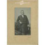 1890-es évek vége. Elegáns úr, egészalakos, műtermi fotója. A képen szereplő személye ismeretlen. Koller Károly utódai fényképészeti műterem munkája. Budapest. Régi fotó, eredeti kabinetfotó / keményhátú fotó. (2792728)