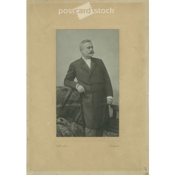 1890-es évek vége. Elegáns úr, egészalakos, műtermi fotója. A képen szereplő személye ismeretlen. Koller Károly utódai fényképészeti műterem munkája. Budapest. Régi fotó, eredeti kabinetfotó / keményhátú fotó. (2792728)