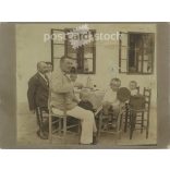 1900 körül. Családi körben a ház előtt. A képen szereplők személye és a kép készítője ismeretlen. Régi fotó, eredeti kabinetfotó / keményhátú fotó. (2792729)