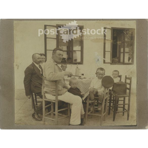 1900 körül. Családi körben a ház előtt. A képen szereplők személye és a kép készítője ismeretlen. Régi fotó, eredeti kabinetfotó / keményhátú fotó. (2792729)