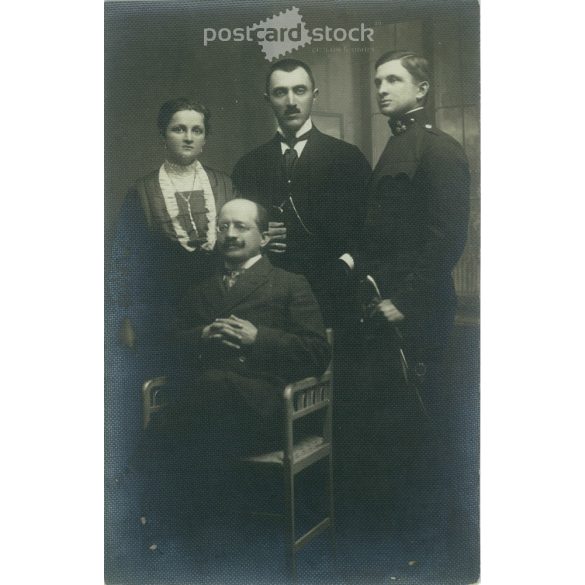 1910 körül. Családi, egészalakos, műtermi felvétel. A képen szereplők személye ismeretlen. Gábor János fényképészeti műterem készítette. Debrecen. Zselatinos ezüst. Eredeti papírkép. Régi fotó. Fekete-fehér fotólap, régi képeslap. (27925739)