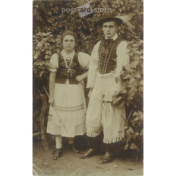 Népviseletben. A képen szereplők személye ismeretlen. Eredeti papírkép. Régi fotó. Fekete-fehér fotólap, régi képeslap. (2792754)
