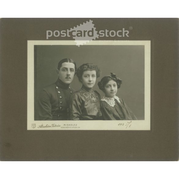 1913 - Családi fotó, műtermi felvétel. A képen szereplők személye ismeretlen. A fotót Ábrahám István fényképészeti műterem készítette. Miskolc. Régi fotó, eredeti kabinetfotó / keményhátú fotó. (2792756)