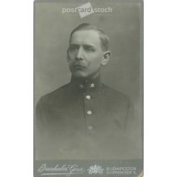   1900 körül. Pfeffermann Kázmér katona, műtermi fotója. Brunhuber Géza fényképészeti műterem munkája. Budapest. Régi fotó, vizitkártya, CDV fotó. (2792759)