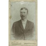 1900 körül. Ismeretlen férfi műtermi fotója. Veress Gyula fényképészeti műterem munkája. Hódmező-Vásárhely. Régi fotó, vizitkártya, CDV fotó. (2792760)