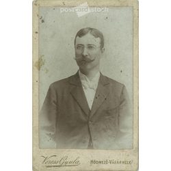   1900 körül. Ismeretlen férfi műtermi fotója. Veress Gyula fényképészeti műterem munkája. Hódmező-Vásárhely. Régi fotó, vizitkártya, CDV fotó. (2792760)
