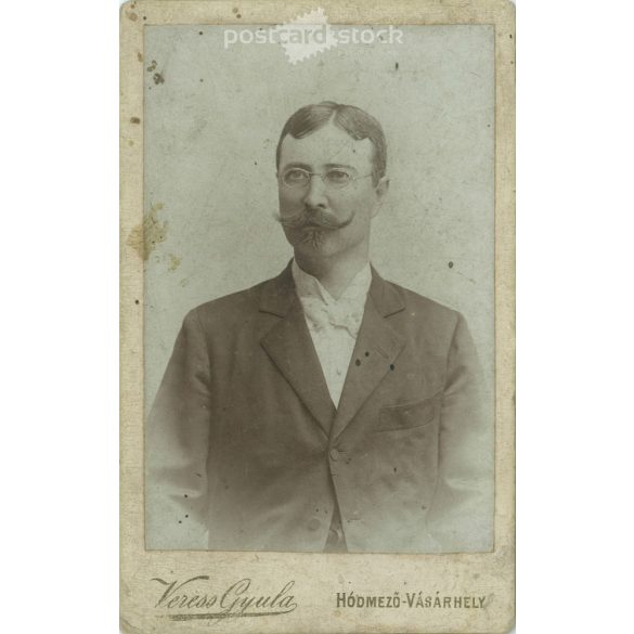 1900 körül. Ismeretlen férfi műtermi fotója. Veress Gyula fényképészeti műterem munkája. Hódmező-Vásárhely. Régi fotó, vizitkártya, CDV fotó. (2792760)