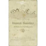 1900 körül. Ismeretlen férfi műtermi fotója. Veress Gyula fényképészeti műterem munkája. Hódmező-Vásárhely. Régi fotó, vizitkártya, CDV fotó. (2792760)