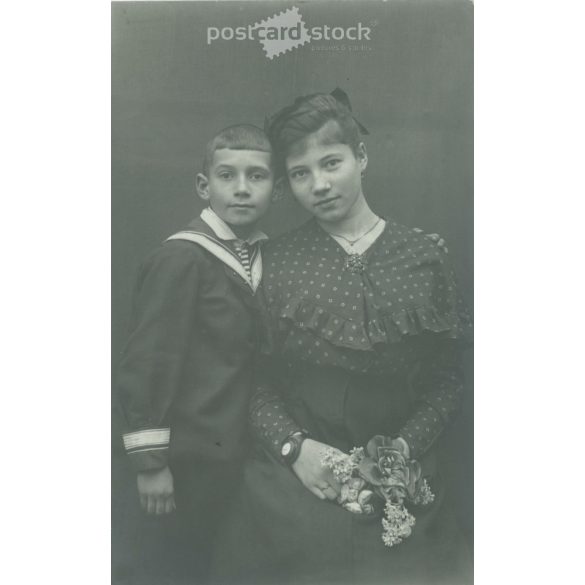 1910 körül. Anya és fia, műtermi felvétel. A képen szereplők személye és a kép készítője ismeretlen. Eredeti papírkép. Régi fotó. Fekete-fehér fotólap, régi képeslap. (2792762)