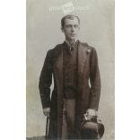 1906 - Benner Vilmosról készült műtermi felvétel, cilinderrel és sétabottal. A  kép Budapesten készült, készítője ismeretlen. Eredeti papírkép. Régi fotó. Fekete-fehér fotólap, régi képeslap. (27925767)