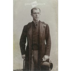   1906 - Benner Vilmosról készült műtermi felvétel, cilinderrel és sétabottal. A  kép Budapesten készült, készítője ismeretlen. Eredeti papírkép. Régi fotó. Fekete-fehér fotólap, régi képeslap. (27925767)