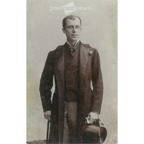 1906 - Benner Vilmosról készült műtermi felvétel, cilinderrel és sétabottal. A  kép Budapesten készült, készítője ismeretlen. Eredeti papírkép. Régi fotó. Fekete-fehér fotólap, régi képeslap. (27925767)