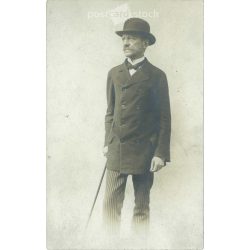   1914 – Lanner Gusztáv nyugalmazott tanárról készült műtermi felvétel. A kép Rákospalotán készült, készítője ismeretlen. Eredeti papírkép. Régi fotó. Fekete-fehér fotólap, régi képeslap. (27925768)