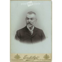   1904 - Elegáns, középkorú férfi, műtermi portréfotója. Erdélyi fényképészeti műterem munkája. Budapest. Régi fotó, eredeti kabinetfotó / keményhátú fotó. (2792770)