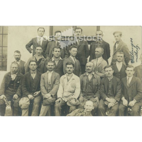 1925 - „Villamos műhely” dolgozóinak fotója. Eredeti papírkép. A kép készítője ismeretlen. Régi fotó. Fekete-fehér fotólap, régi képeslap. (27925771)