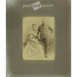   1800-as évek vége. Középkorú pár műtermi fotója. A képen szereplők személye és a kép készítője ismeretelen. Régi fotó, eredeti kabinetfotó / keményhátú fotó. (2792773)