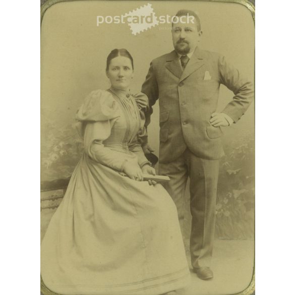 1800-as évek vége. Középkorú pár műtermi fotója. A képen szereplők személye és a kép készítője ismeretelen. Régi fotó, eredeti kabinetfotó / keményhátú fotó. (2792773)