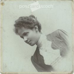   1800-as évek vége. Elegáns nő, műtermi fotója. A képen szereplő személye ismeretlen. Dunky Fivérek fényképészeti műterem munkája. Kolozsvár. Régi fotó, eredeti kabinetfotó / keményhátú fotó. (2792774)