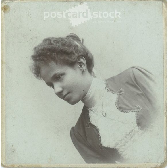 1800-as évek vége. Elegáns nő, műtermi fotója. A képen szereplő személye ismeretlen. Dunky Fivérek fényképészeti műterem munkája. Kolozsvár. Régi fotó, eredeti kabinetfotó / keményhátú fotó. (2792774)