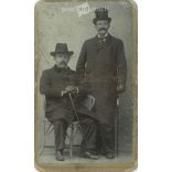 1900-as évek eleje. Előkelő urak, műtermi fotója. A képen szereplők személye ismeretlen. Herz B. fényképészeti műterem munkája. Budapest. Régi fotó, eredeti kabinetfotó / keményhátú fotó. (2792775)