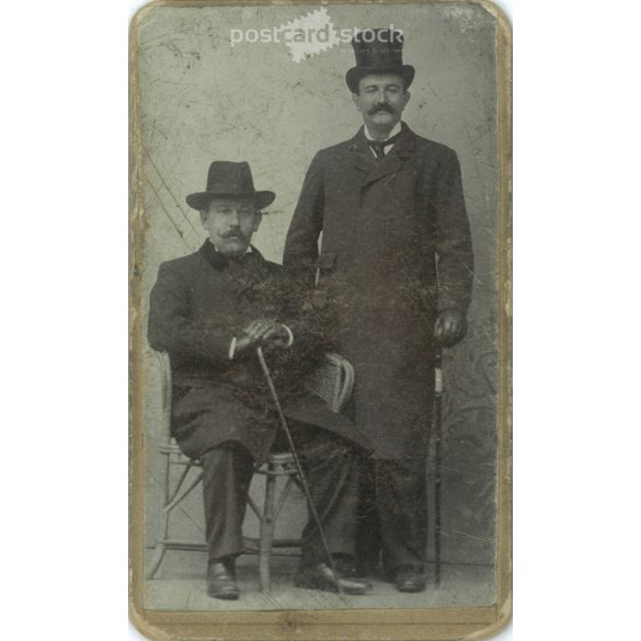 1900-as évek eleje. Előkelő urak, műtermi fotója. A képen szereplők személye ismeretlen. Herz B. fényképészeti műterem munkája. Budapest. Régi fotó, eredeti kabinetfotó / keményhátú fotó. (2792775)